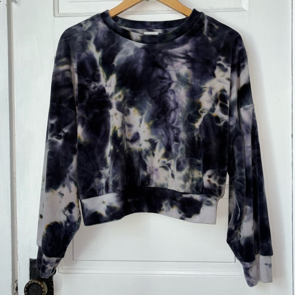 PINK ROSE CROPPED TIE DYE VELOUR LONG SLEEVE CREWNECK TOP